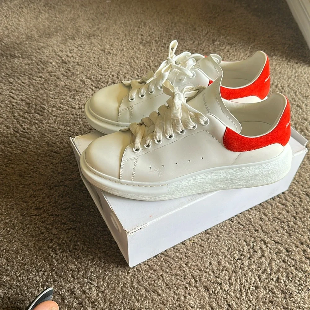 Alexander McQueen Men's Oversized
Sneaker 'Larry' in White/red. - Picture 4 of 11